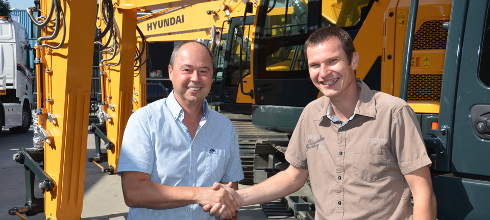 Peter De Rycke, founder and manager of De Rycke verhuur, and Nico De Smit of HMB shaking hands