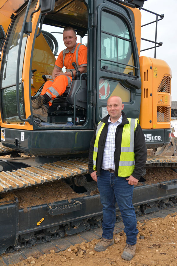 El operador de True Plant Hire Jack Asher y el director general Tom Macfarlane con la nueva Hyundai HX235LCR