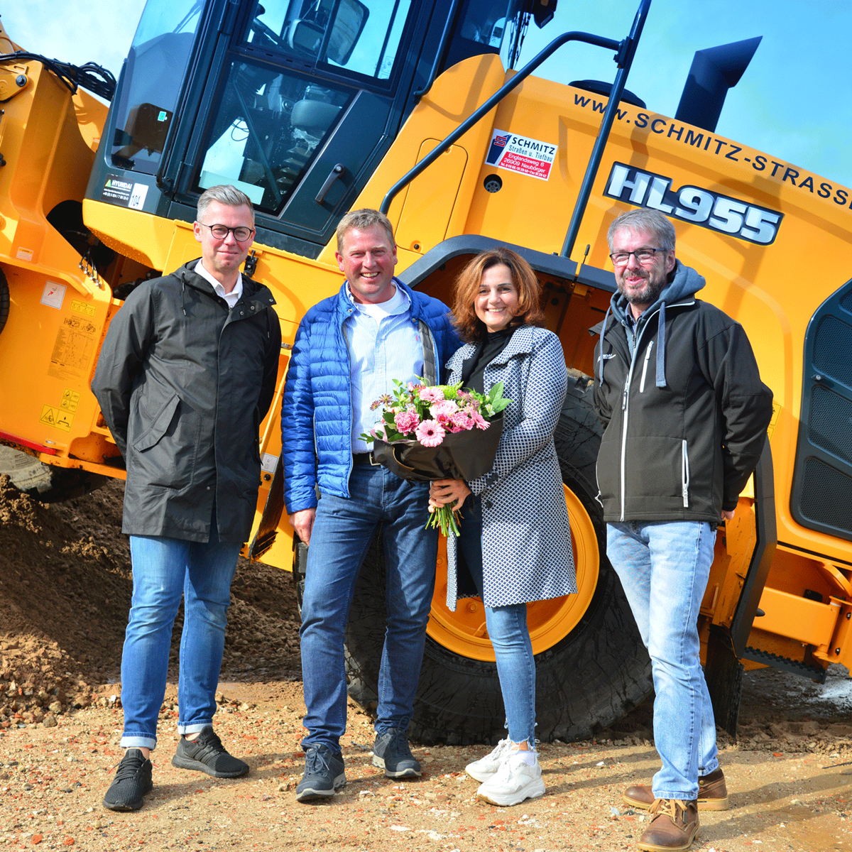 hbn and schmitz in front of an hl955 wheel loader