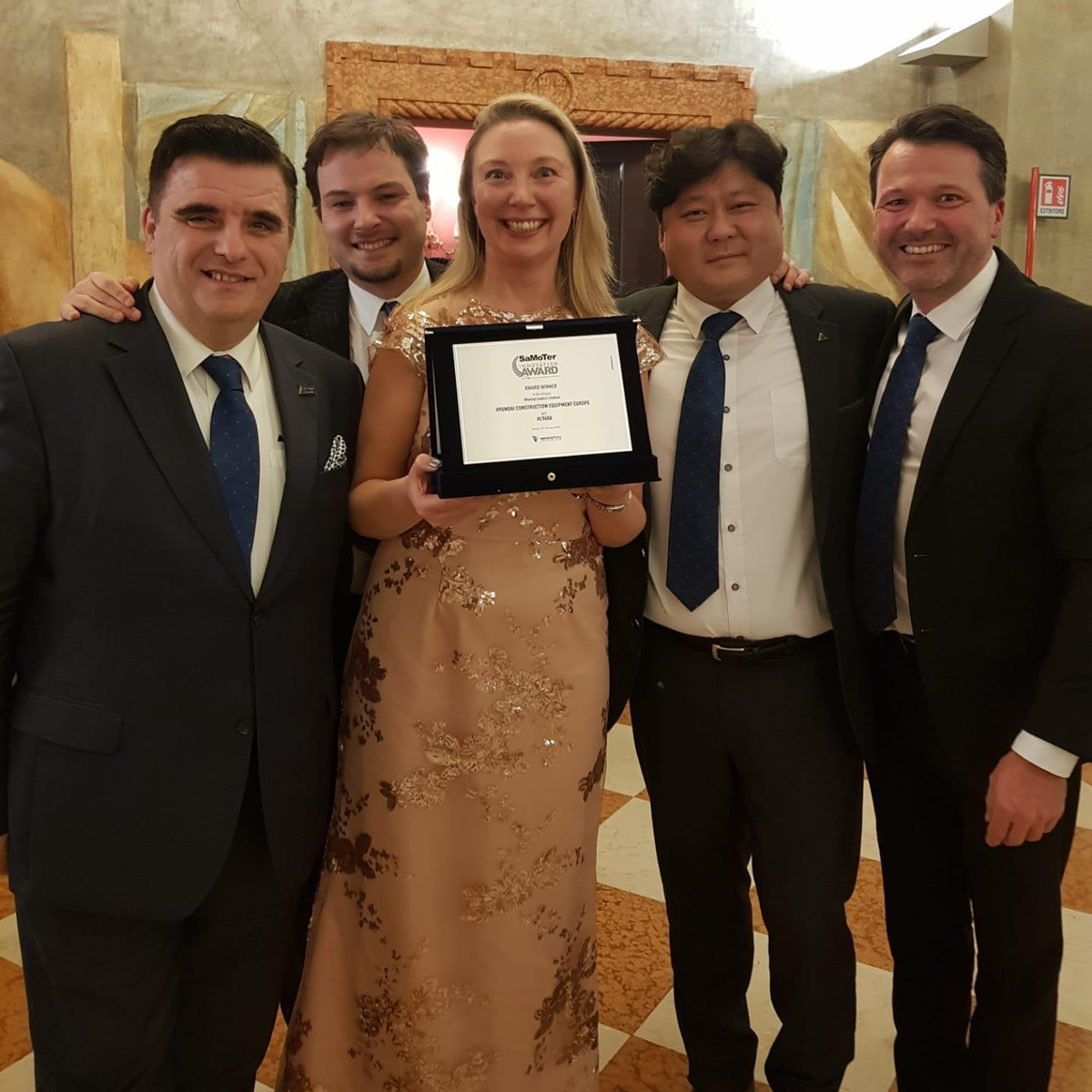 Hyundai Construction Equipment colleagues holding the Samoter innovation award