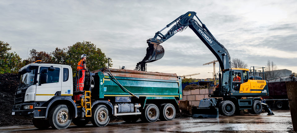 HW210A beim Beladen eines Lkw bei PMG Services in Bristol