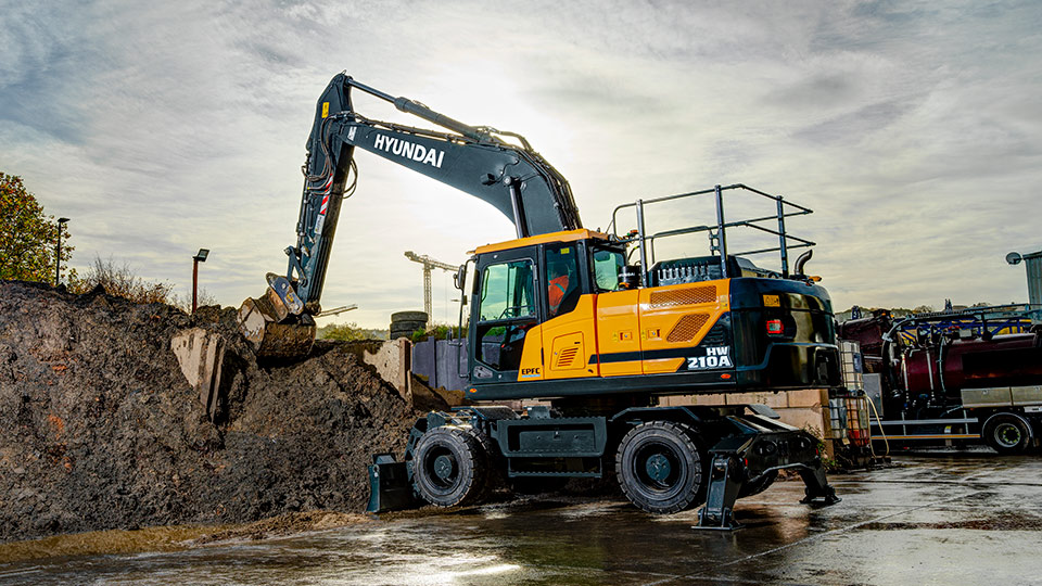 HW210A wheeled excavator digging