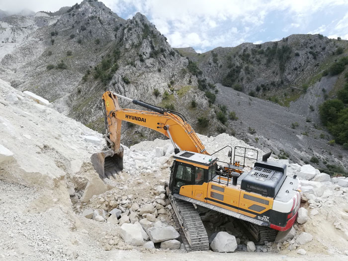 HX520L excavating in the marble quarries of Carrara, Italy