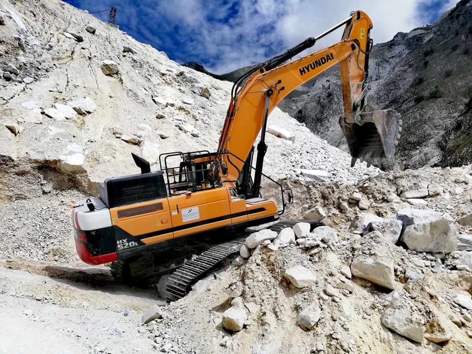 HX520L digging at Colonnata quarry, Italy