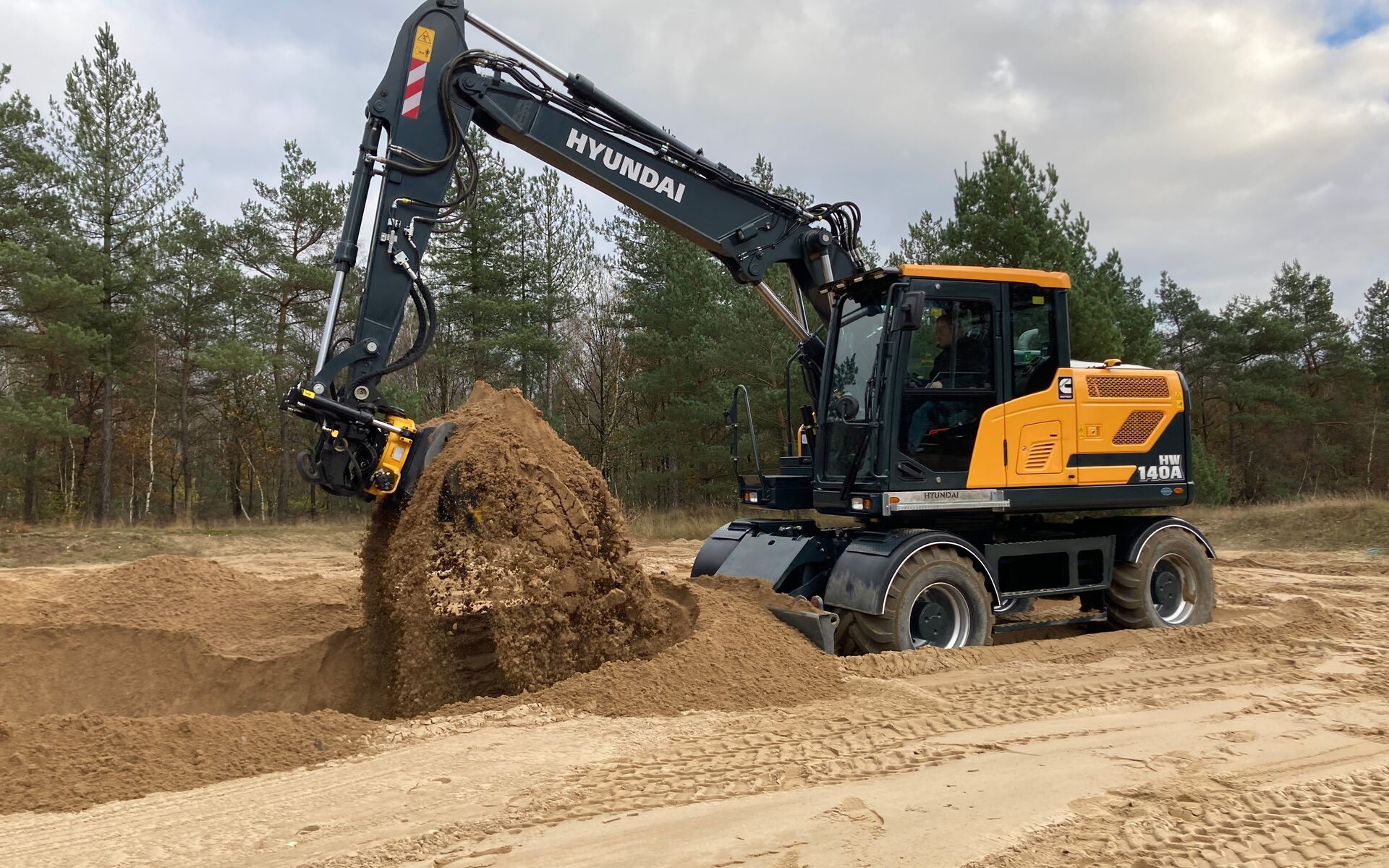 HW140A 14 Tonne Wheeled Excavator | HD HCEE